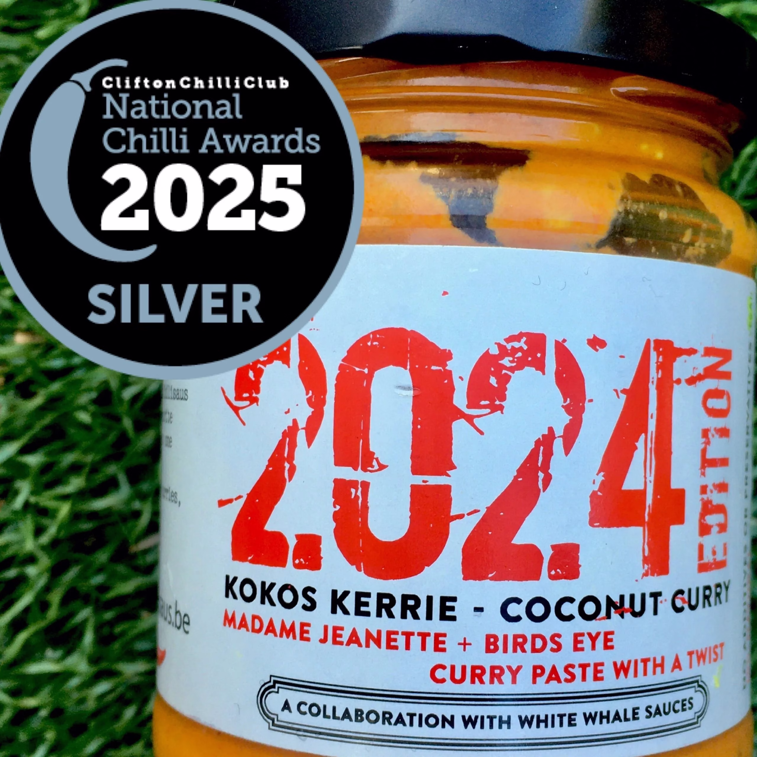 The 2024 Edition – Kokos Kerrie / Coconut Curry hot sauce bottle - The 4th release from Chilisaus.be – something a little different this time..
A collaboration project with the wonderful “White Whale Sauces”